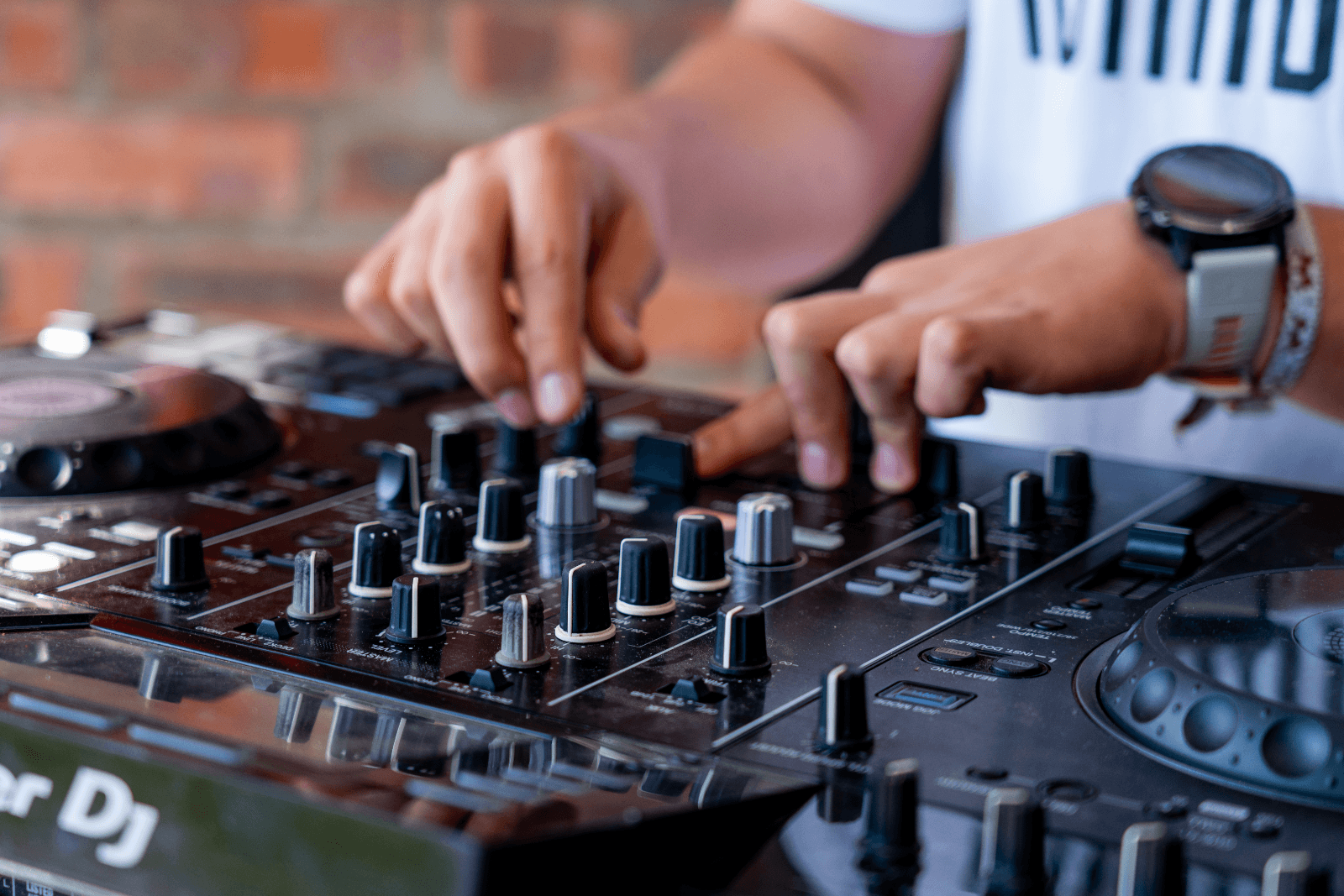 DJ CONN gallery image 1